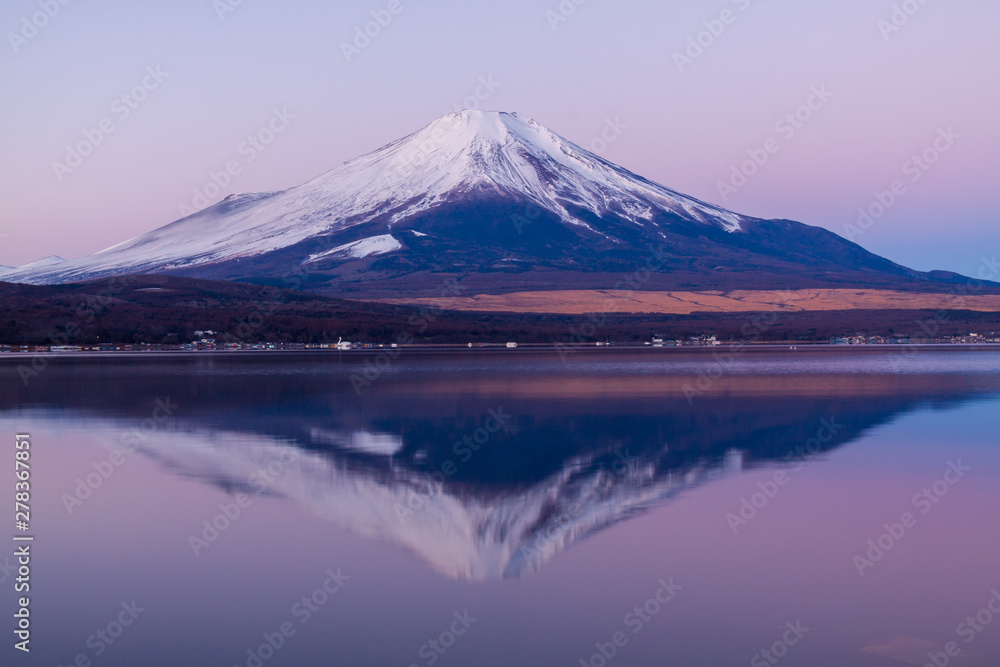 夜明け前の山中湖から湖面に映る富士山
