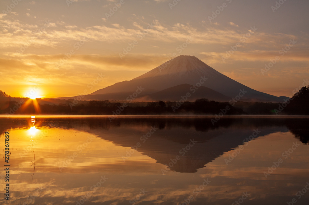夜明けの精進湖から湖面に映る富士山