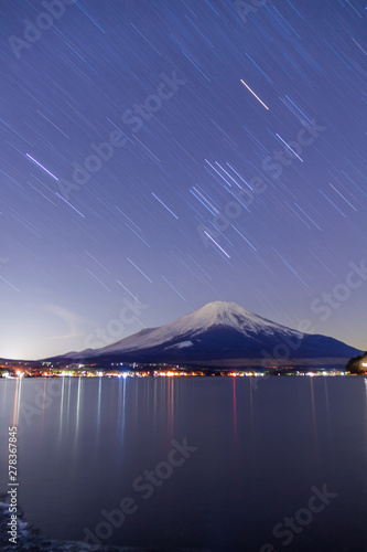 Fototapeta Naklejka Na Ścianę i Meble -  山中湖から富士山と星空
