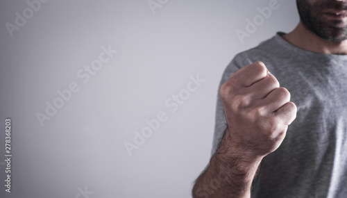 Foto Caucasian angry and aggressive man threatening with fist.