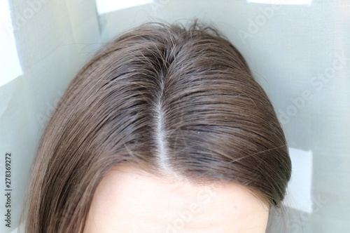 Dry shampoo on women's hair