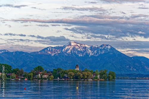Lichtstimmung am Chiemsee mit Blick zur Fraueninsel im Hintergrund die Alpen