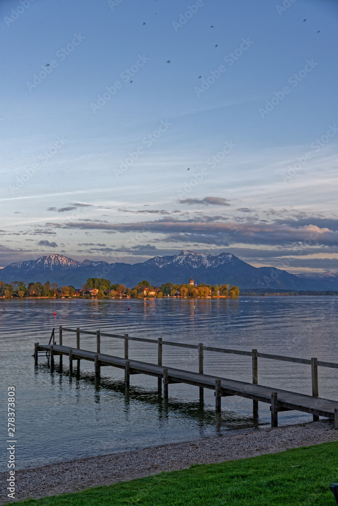 Lichtstimmung am Chiemsee mit Blick zur Fraueninsel im Hintergrund die Alpen