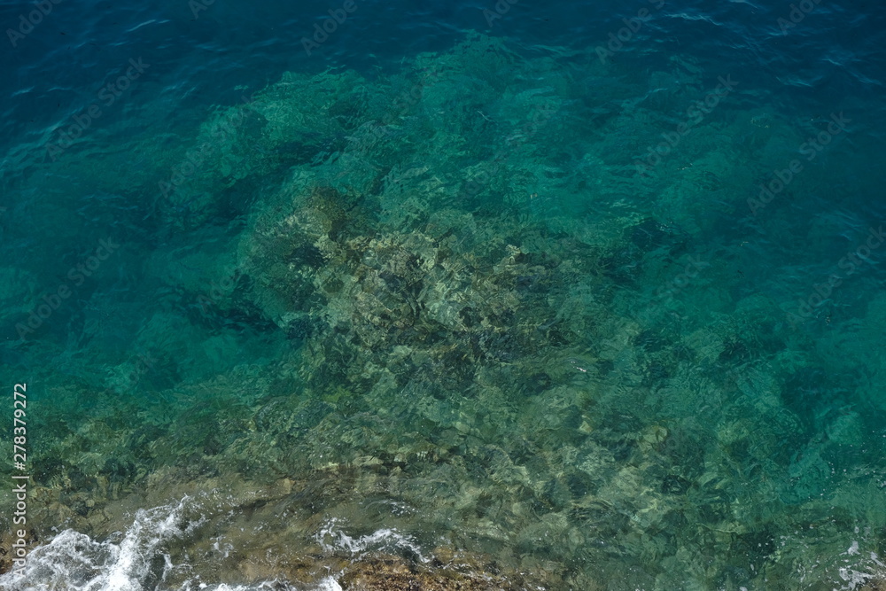 Panorama della costa marittima in liguria con gli scogli e il mare con acqua pulita vista dall'alto