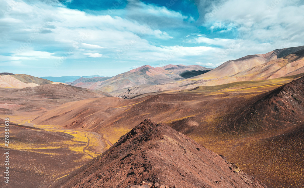 Fototapeta premium punta de montaña con vista al horizonte