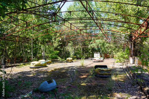Foto Abandoned bumper cars in an amusement park in Pripyat, Ukraine evacuated after t