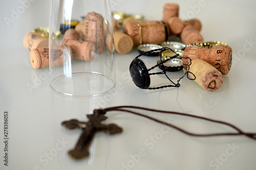 Kieliszek, alkohol i krzyż Chrystusa Zbawiciela