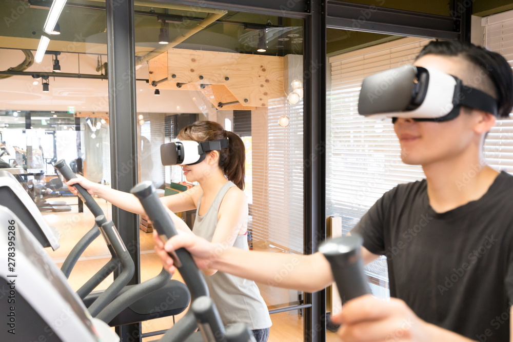 クロストレーナーで運動をする男女 Vrゴーグル着用 Stock Photo Adobe Stock クロストレーナーで運動をする男女 Vrゴーグル着用 Stock Photo Adobe Stock