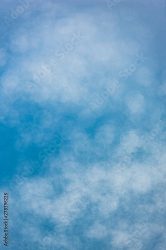 Sonnenflecken auf blauem Wasser mit Unschärfe Effekt hintergrund