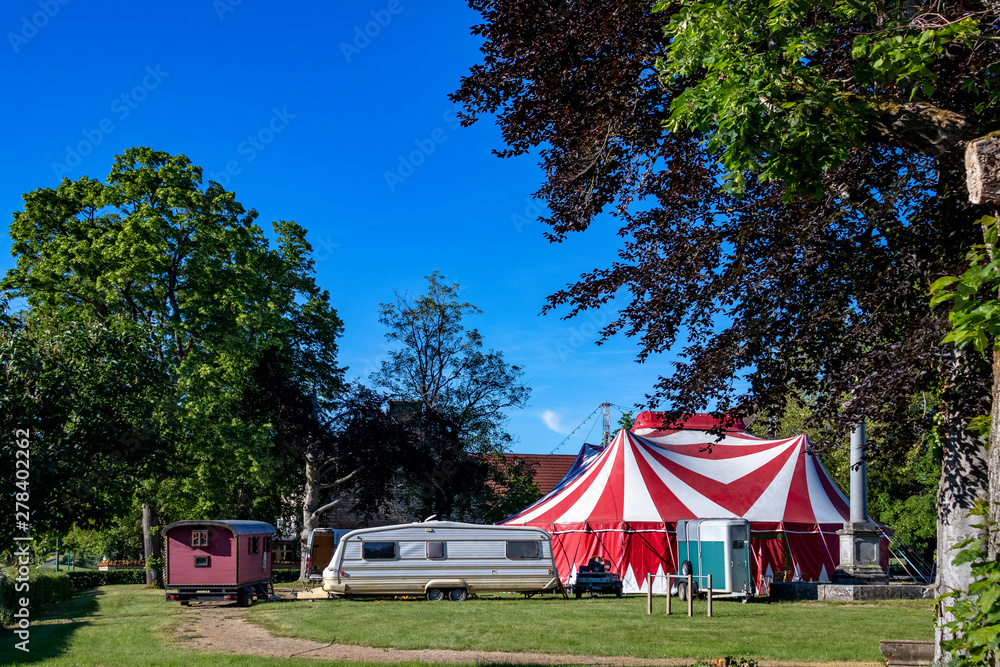 Carpa del circo con sus caravanas al lado en un peque o pueblo