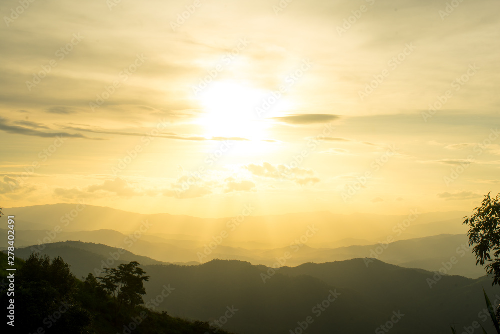 Obraz premium The longitudinal mountains and the setting sun and the forest on Doi Tung