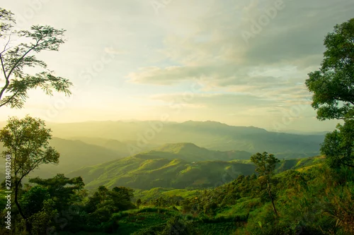 Naklejka Wzdłużne góry i zachodzące słońce oraz las w Doi Tung