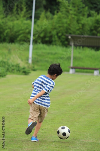 サッカーの練習をする子供