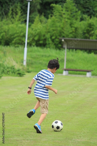 サッカーの練習をする子供