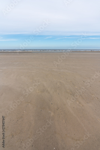 Sandstrand am Meer mit Wolken