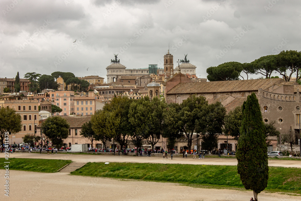 Roma, Italia, 28 aprile 2019. In primo piano il Circo Massimo con il monumento nazionale dedicato a Vittorio Emanuele II, noto anche come Altare della Patria in background