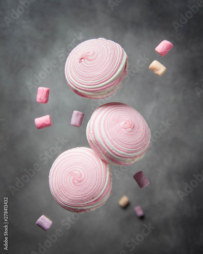 Foto Soaring pink zephyr and marshmallow, levitation food, sweet dessert, flying cand