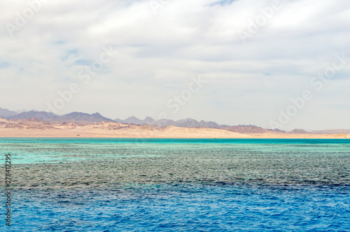 Fototapeta Naklejka Na Ścianę i Meble -  Mountain landscape with blue water in the national park Ras Mohammed, Egypt.