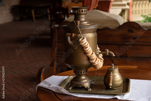 Fotografi Russian traditional tea-drinking: a samovar, drying and tea in cup holder
