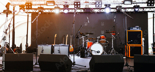 Obraz na płótnie An empty Stage Before the Concert with floodlight, musical instruments w salonie
