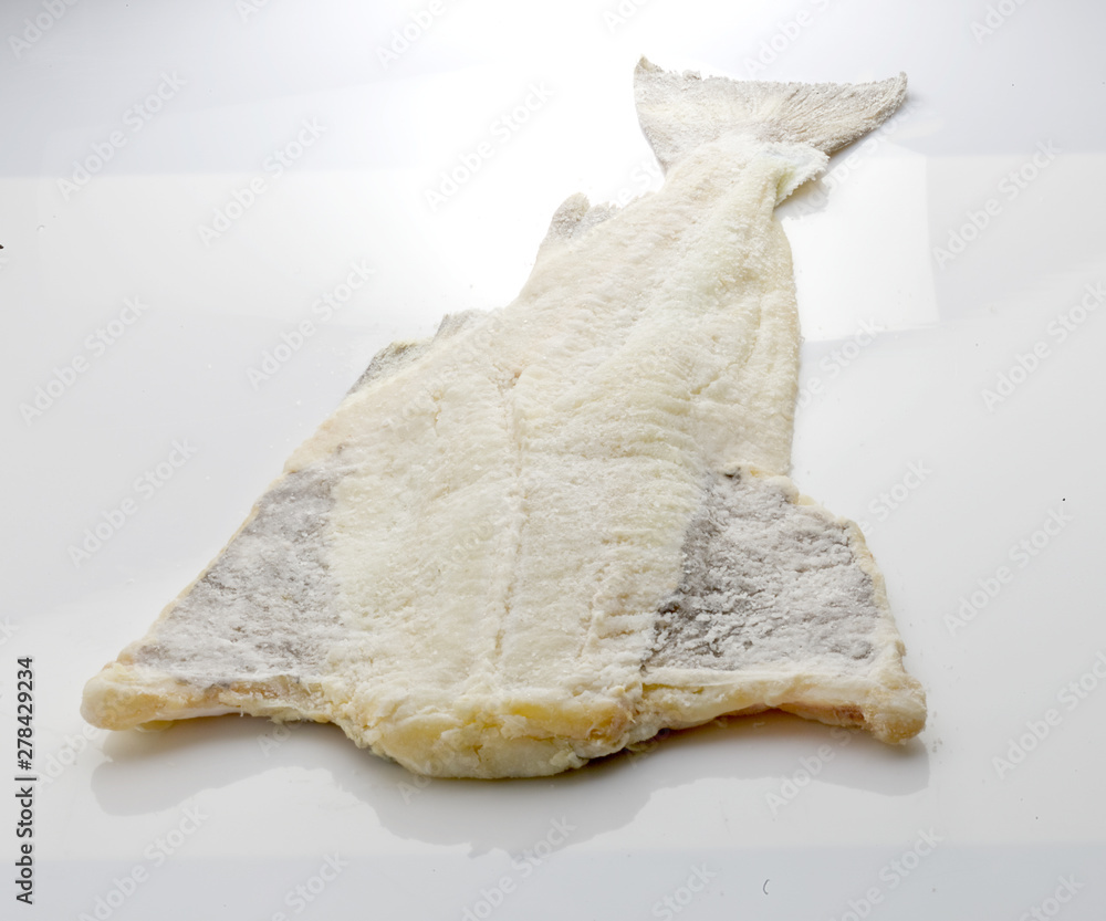 bacalao salado. Sobre fondo banco.  close up salted cod on white background