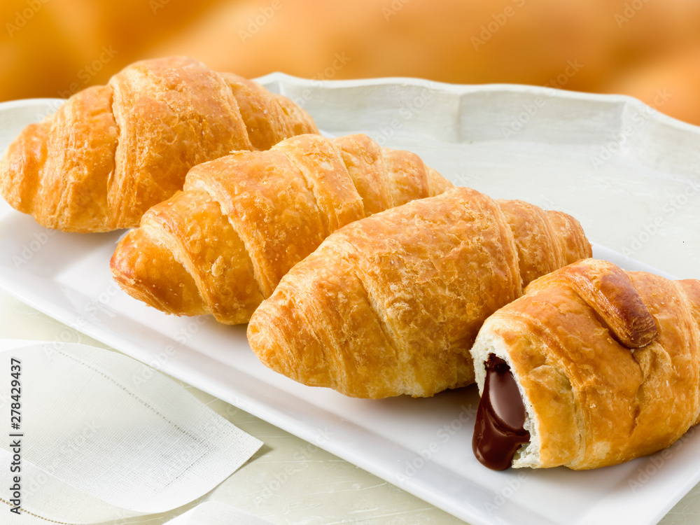 croisant relleno chocolate.  chocolate filled croissant