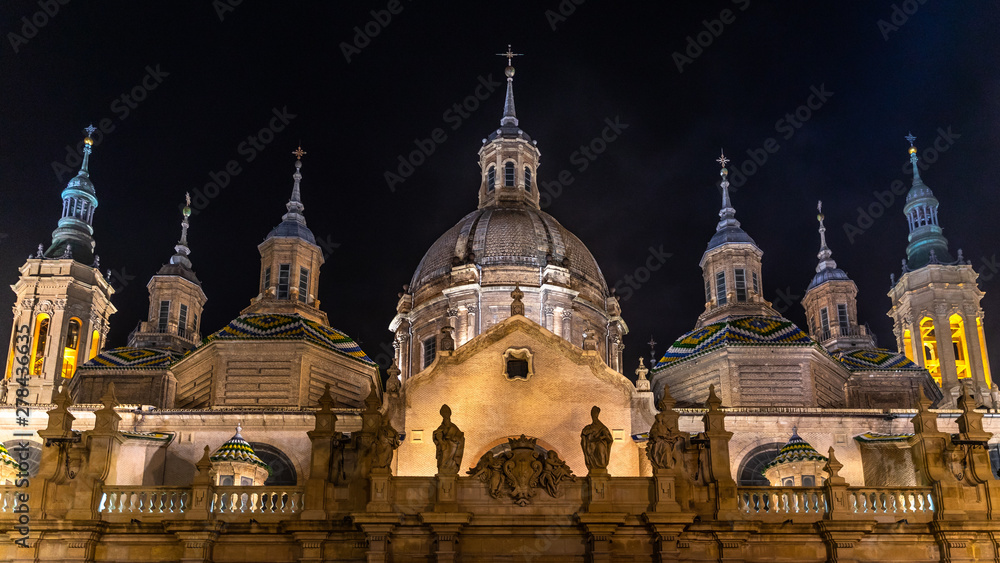 Obraz premium Scenic night view with illuminated cupolas and towers of the Cathedral of Our Lady of the Pillar in Zaragoza, Aragon, Spain