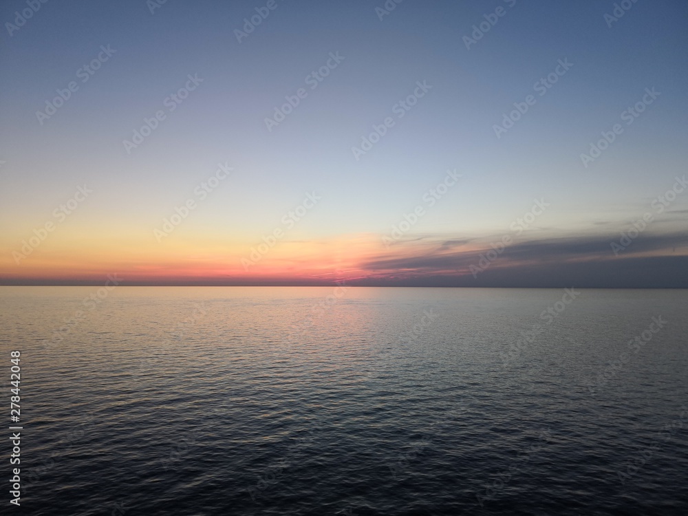 Obraz premium Abendrot auf dem Wasser