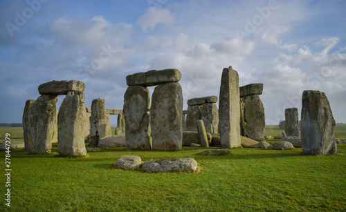 Vista panorámica de Stonehenge con cielo azul y nubes. Monumento megalítico inglés tipo cromlech.