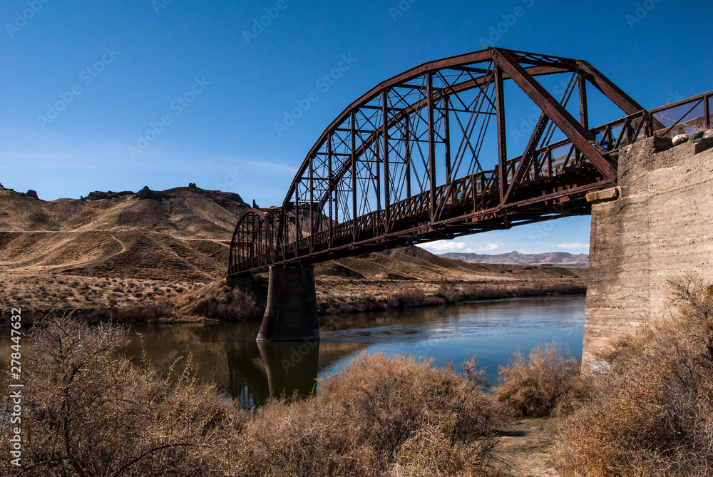 Naklejka premium bridge over the river