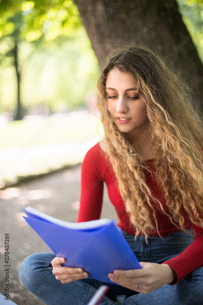 Fototapeta premium Teenager female student