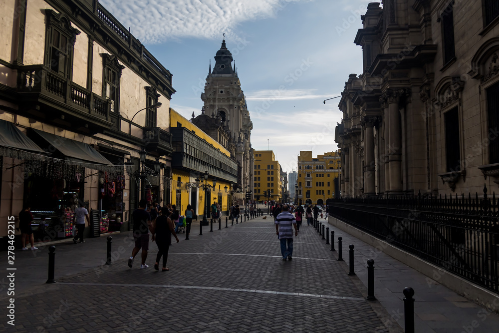 Calle del centro histórico de Lima con la torre de la Catedral de Lima de fondo