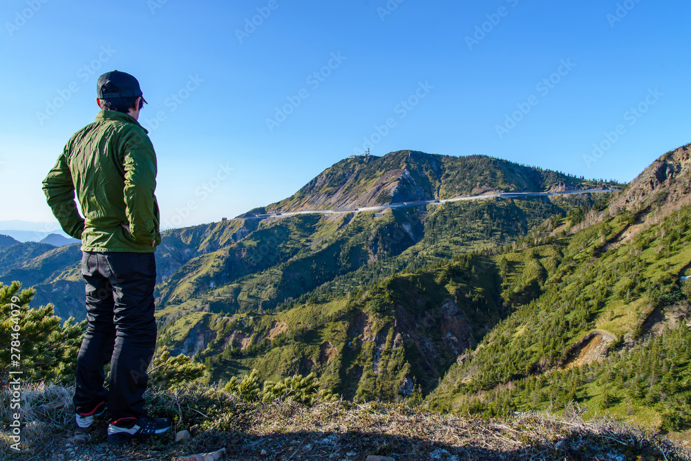 Naklejka premium 写真素材：志賀草津、白根、浅間、志賀さわやか街道、風景、男性