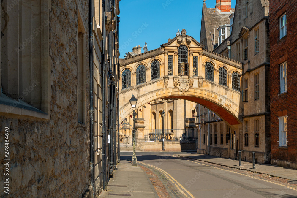 Bridge of sighs in Oxford against the backdrop of a clear, sunny sky.
