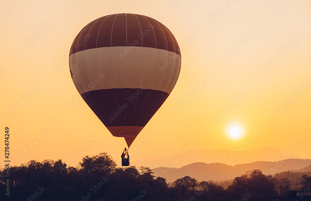 Obraz premium Hot air balloon floating on the sky with beautiful sunset. Conceptual of travel and journey.