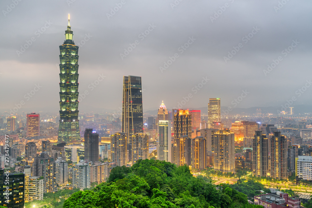 Obraz premium Gorgeous evening view of Taipei from top of mountain, Taiwan