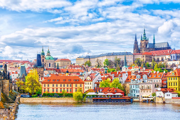 Fototapete Prag Blick auf die Prager Burg und St.-Veits-Dom von der Moldau, Böhmen, Prag, Tschechische Republik  © MarinadeArt