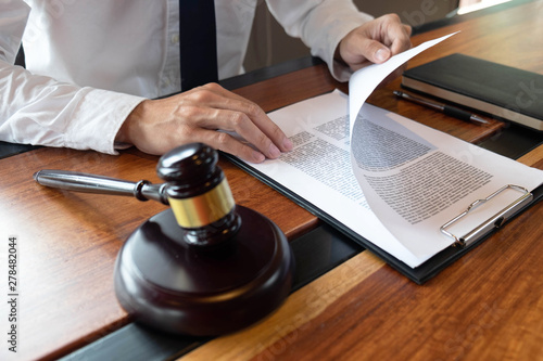 Consultation of lawyers in doing business or judging cases according to justice