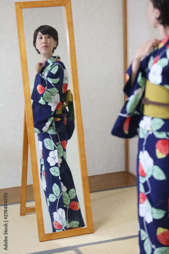 浴衣を着る女性