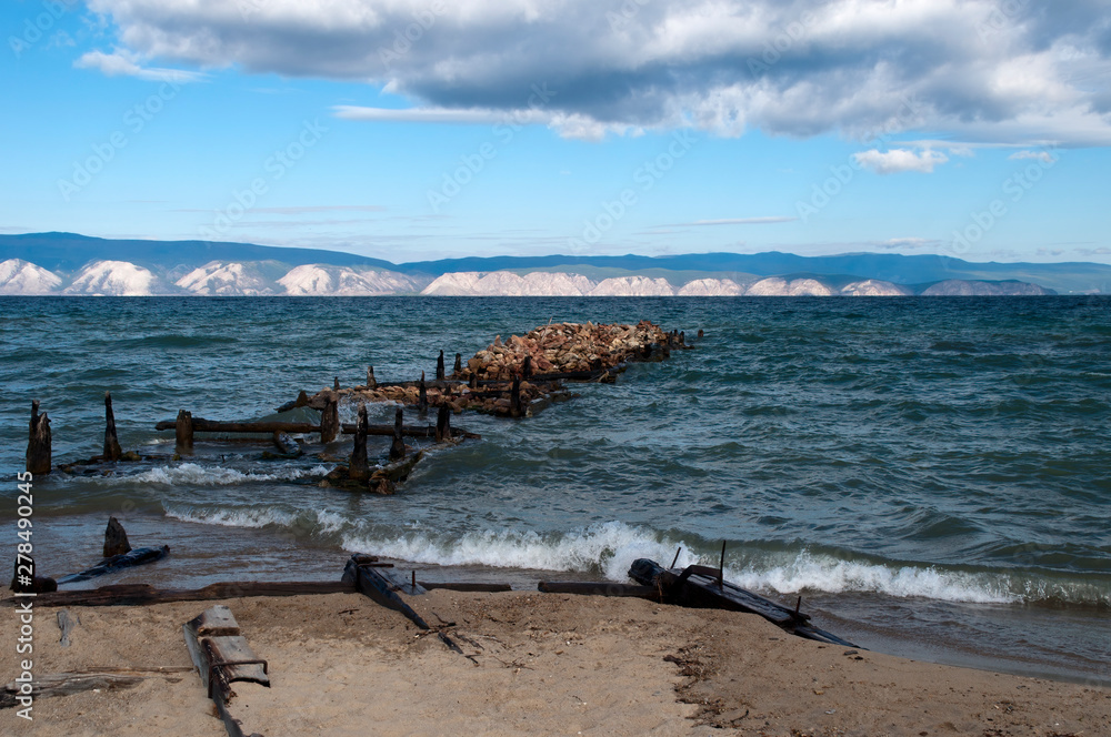 Φωτογραφία Olkhon Island Russia, view of Lake Baikal with abandoned pier
