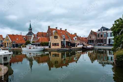 Makkum ist eine idyllische Hafenstadt in den Niederlanden 