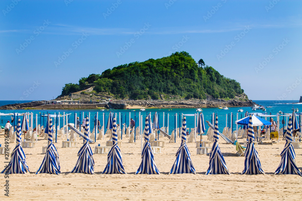 Fototapeta premium Ondarreta beach in a sunny day, San Sebastian (Spain)