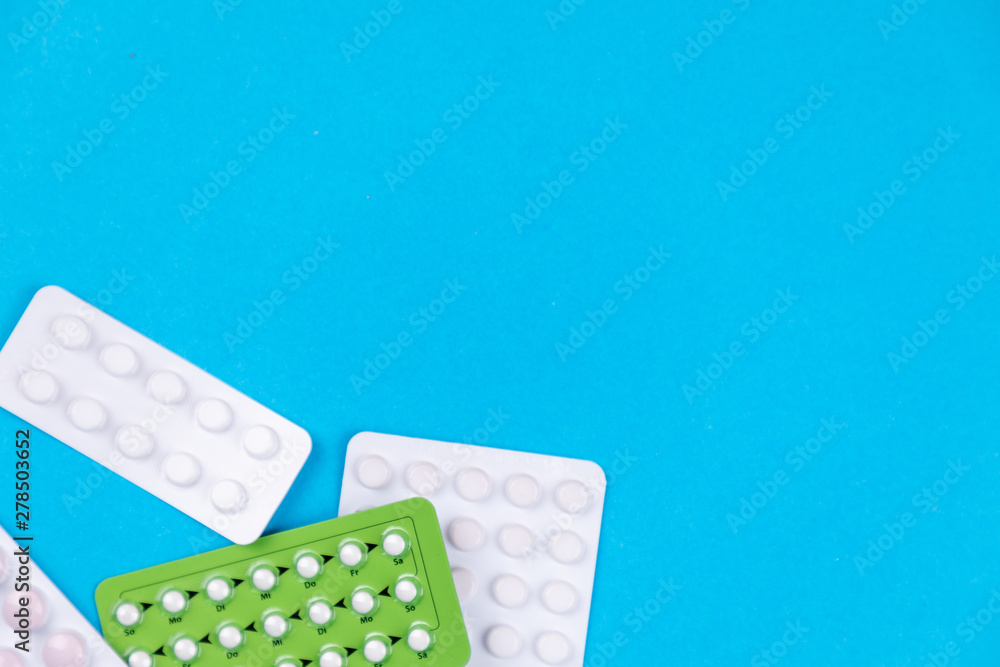 Tablets medicaments on a blue background - obrazy, fototapety, plakaty 