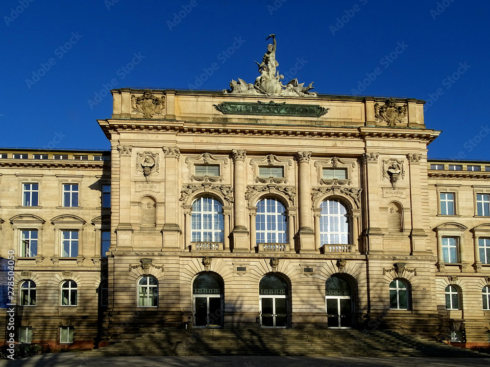 Obraz premium Die alte Universität in Würzburg / Germany
