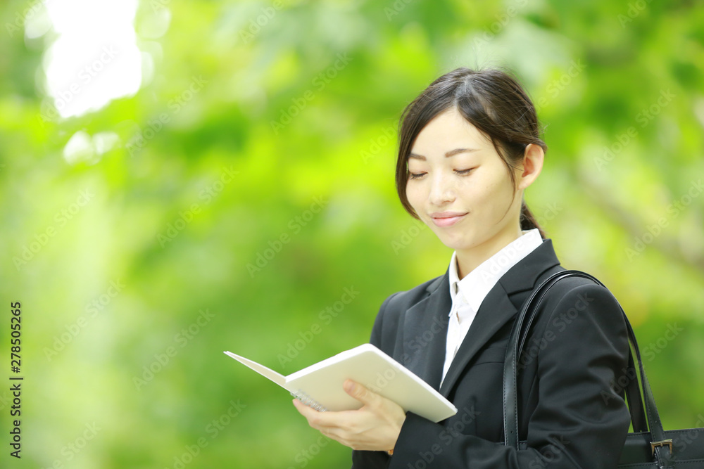 メモを取る女性社員