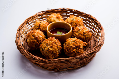 Tableau sur toile Crispy Noodles/maggie Pakora or pakoda is a popular indochinese street food serv