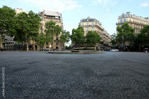 Paris - Place Victor Hugo photo