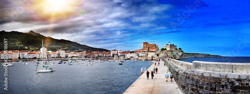 Hermosa vista panorámica de la ciudad portuaria de Castro Urdiales, Cantabria. Turismo en pueblos costeros, norte de españa. photo
