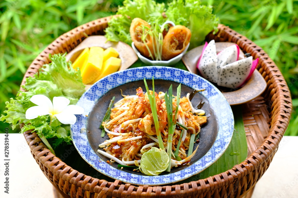 close up pad thai with shrimp in banana leaf close up pad thai with shrimp in banana leaf