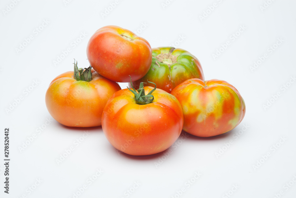 Tomates rojos, frescos y saludables recién traidos del huerto para ser consumidos tanto crudos como cocinados. Comida fresca. Tomates rojos, frescos y saludables recién traidos del huerto para ser consumidos tanto crudos como cocinados. Comida fresca.